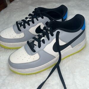 WOMENS NIKE AIR FORCE SHOE SIZE 7